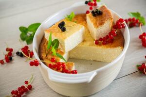 Villetta formaggio dolce casseruola con fresco frutti di bosco foto