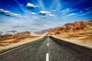 strada nel Himalaya con montagne foto