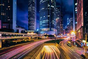 strada traffico nel hong kong a notte foto