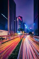 strada traffico nel hong kong a notte foto