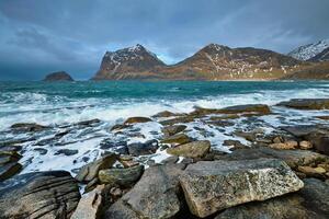 roccioso costa di fiordo nel Norvegia foto