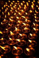 ardente candele nel tibetano buddista tempio foto
