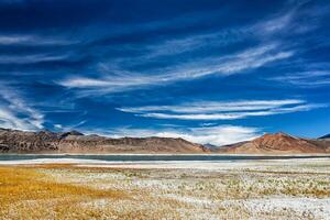 montagna lago tso kar nel Himalaya foto