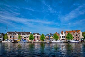 Barche e case su sparne fiume. haarlem, Olanda foto