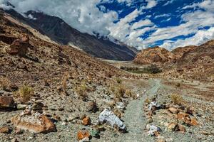 piede sentiero per sacro buddista lago lo stesso tso nel himalaya. nubra valle, ladakh, India foto