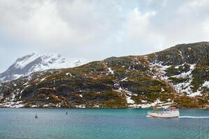 pesca nave nel fiordo nel Norvegia foto