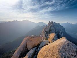 Visualizza a partire dal ulsanbawi roccia picco su tramonto. seoraksan nazionale parco, Sud corea foto