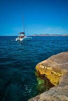 yacht barca a sarakiniko spiaggia nel Egeo mare, milos isola , Grecia foto