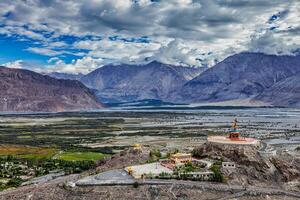 maitreya Budda statua nel disco Gompa, nubra valle, ladakh, inda foto