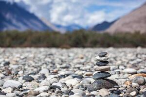 zen equilibrato pietre pila foto