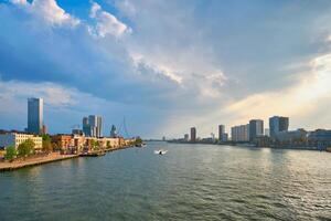 rotterdam paesaggio urbano Visualizza al di sopra di nieuwe maas fiume, Olanda foto