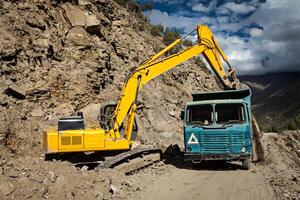 strada costruzione nel montagne Himalaya foto