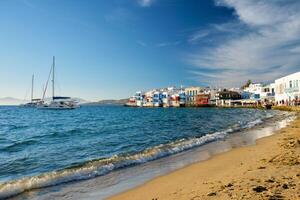 tramonto nel Mykonos, Grecia, con crociera nave e yachts nel il porto foto