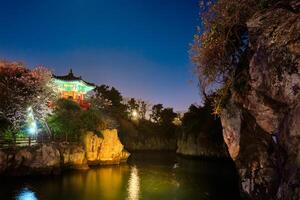 Yongyeon stagno con Yongyeon padiglione illuminato a notte, jeju isole, Sud Corea foto