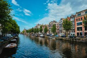 singolo canale nel amsterdam con case. amsterdam, Olanda foto