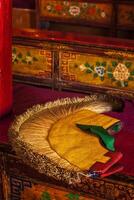 giallo cappello attributo di tibetano buddismo foto