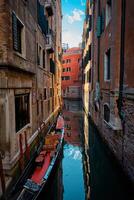 stretto canale con gondola nel Venezia, Italia foto