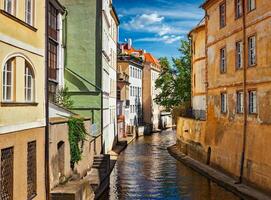 mala strana canale e case nel praga foto