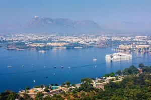 aereo Visualizza di lago pichola con lago palazzo frastagliare niwas e uda foto