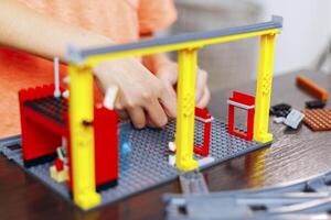 bambino edificio con colorato giocattolo costruzione impostato foto