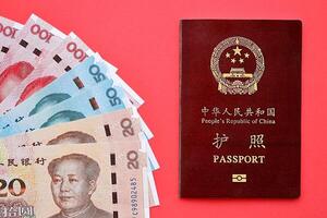 rosso passaporto di persone repubblica di Cina e Cinese yuan i soldi fatture. prc Cinese passaporto foto