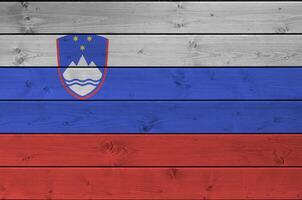 slovenia bandiera raffigurato nel luminosa dipingere colori su vecchio di legno parete. strutturato bandiera su ruvido sfondo foto