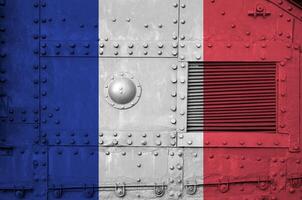 Francia bandiera raffigurato su lato parte di militare blindato serbatoio avvicinamento. esercito forze concettuale sfondo foto