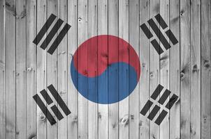 Sud Corea bandiera raffigurato nel luminosa dipingere colori su vecchio di legno parete. strutturato bandiera su ruvido sfondo foto