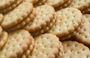 dettagliato immagine di il giro Sandwich biscotti con Noce di cocco Riempimento. sfondo Immagine di un' avvicinamento di parecchi ossequi per tè foto