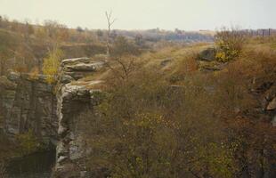 granito rocce di bukski canyon con il girskyi tikych fiume. pittoresco paesaggio e bellissimo posto nel Ucraina foto