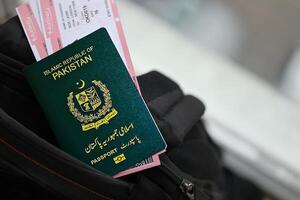 verde islamico repubblica di Pakistan passaporto con linea aerea Biglietti su turistico zaino foto