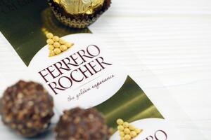 Kharkiv, Ucraina - gennaio 2, 2021 ferrero Rocher - il giro cioccolatini. caramella nel marchiato confezione, un' dolce piacere foto