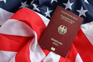 rosso Tedesco passaporto di europeo unione su unito stati nazionale bandiera sfondo vicino su foto