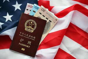 rosso passaporto di persone repubblica di Cina e Cinese yuan i soldi fatture su unito stati bandiera foto