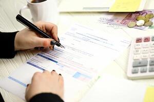 contabile riempire francese imposta modulo ca12 valore aggiunto imposta e simile le tasse nel fine di imposta periodo. tassazione e lavoro d'ufficio routine foto