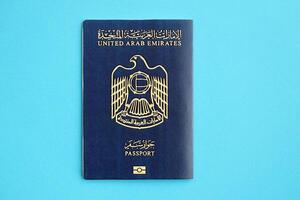 blu unito arabo Emirates passaporto su blu sfondo vicino su foto