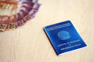 brasiliano opera carta e sociale sicurezza blu libro e reale i soldi fatture foto