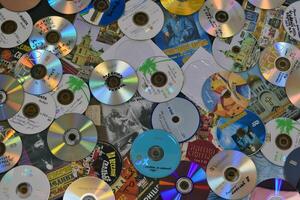 kiev, Ucraina - 4 Maggio, 2023 molti vecchio cd rappresentare tecnologia a partire dal il anni 90. pile di cd, vecchio canzoni e vecchio film. quale aveva stato Usato foto