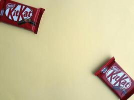 Kharkiv, Ucraina - gennaio 2, 2021 kit Kat di annidarsi cioccolato coperto wafer su luminosa colore foto