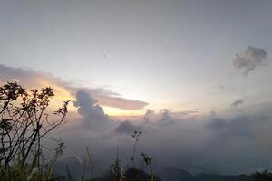 bellissimo tramonto su il montagna con nube e cielo foto