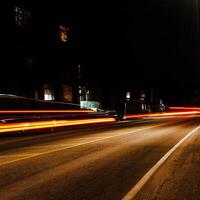 auto leggero pista a notte nel il città foto