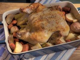 superiore Visualizza cucinato totale pollo su macellaio bloccare superficie foto