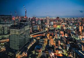 edifici nel tokyo illuminazione il circostante foto