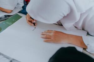 surabaya, Indonesia, jan 12, 2024 - foto di studenti durante esami nel classe, formazione scolastica o studiando con libri. disegnare schizzo. bambino o alunno sviluppo per creativo arti nel alto scuola.