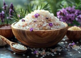 ai generato di legno ciotola e cucchiaio pieno con rosa e viola bagno sali e circondato di fresco lavanda fiori foto