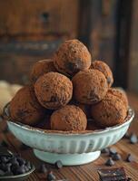 ai generato fatti in casa cioccolato tartufi nel bianca ciotola su di legno tavolo foto