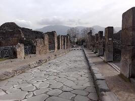 pompei, il antico romano città sepolto di il eruzione di montare vesuvio, sta come un' unesco mondo eredità luogo, offerta un' unico intravedere in quotidiano vita durante il romano impero. foto