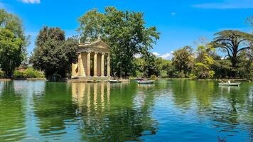 il borghese giardini nel Roma siamo espansivo pubblico giardini con lussureggiante verde, sculture, e fontane foto