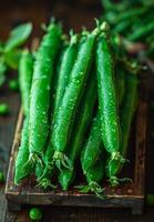 ai generato fresco verde pisello baccelli su di legno tavolo foto