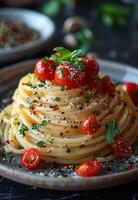 ai generato spaghetti con pomodori e erbe aromatiche su piatto foto